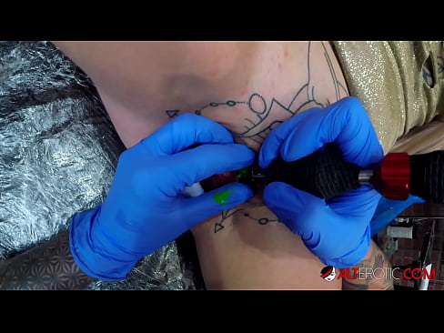 ❤️ E dashura jashtëzakonisht e bërë me tatuazhe, Sully Savage, bëri një tatuazh në klitorisin e saj ❤ Porno në sq.sexeey.ru