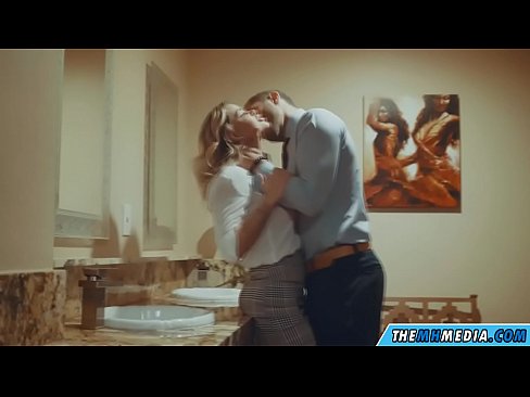❤️ Kur një bjonde me bukë ju josh në një banjë publike ❤ Porno në sq.sexeey.ru